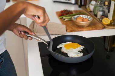 Mutfakta tek başına yemek pişiren kadının görüntüsü. Mutfak konsepti. Stok fotoğrafı