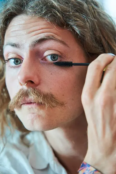 Retrato Homem Visagista Com Bigodes Preparando Maquiagem Magnífica Aplicando Rímel Imagem De Stock