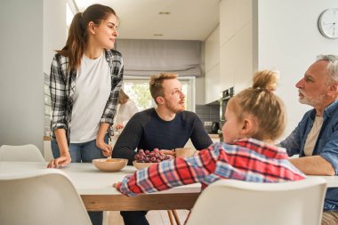 Mutlu aile mutfakta birlikte yemek hazırlıyor. Ev eğlencesi ve hafta sonu konsepti. Stok fotoğrafı