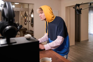 Bu adam bir kumarbaz. Cihazını kumara hazırlıyor.