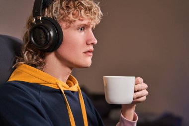 Sert oyun oynadıktan sonra kahve molası