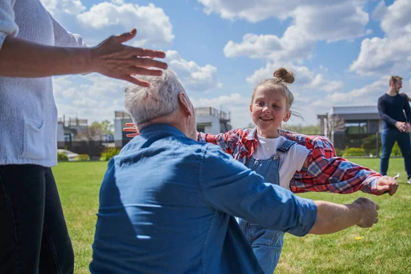 Menina Criança Pequena Abraçando Seu Avô Sênior Enquanto Encontra Com Fotografias De Stock Royalty-Free