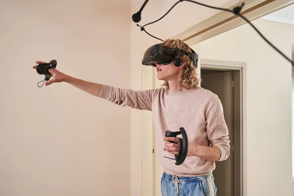 Jongen Met Behulp Van Een Virtual Reality Headset Games Spelen Stockafbeelding