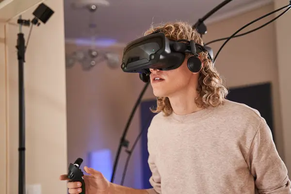 Мальчик Гарнитурой Виртуальной Реальности Дома Играет Игры Metaverse Будущее Цифровых Стоковое Фото