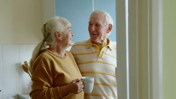 Boldog Idős Férfi Teázik Feleségével Reggel Szerető Ölelkező Nyugdíjas Pár Stock Kép