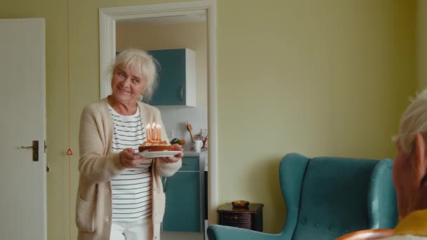 Dojrzała Para Świętuje Urodziny Starsza Siwowłosa Pani Przynosząca Mężowi Ciasto — Wideo stockowe