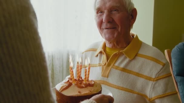 Staruszek Patrzy Tort Urodzinowy Dmucha Świeczki Starsza Para Robi Przyjęcie — Wideo stockowe