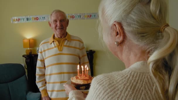 Hermosa Pareja Ancianos Celebrando Aniversario Con Pastel Cumpleaños Pareja Mayor — Vídeos de Stock
