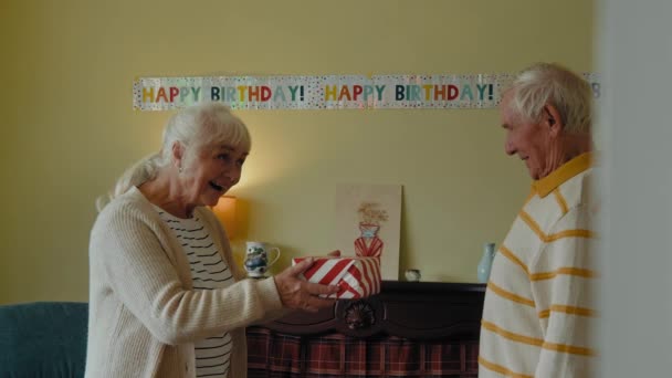 Milující Starší Žena Manželka Dává Dárek Box Narozeninám Šťastný Překvapený — Stock video