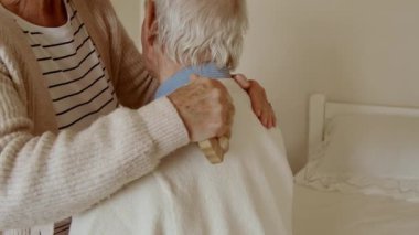 Evde kocasına masaj yapan olgun bir kadın için endişeleniyor. Mutlu ilişkiler konsepti