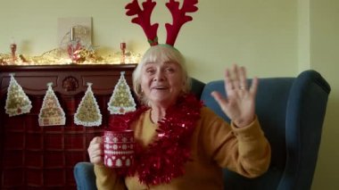 Noel arifesini havai fişeklerle kutlarken akrabalarına el sallayan mutlu son sınıf kadını. Tatil kavramı