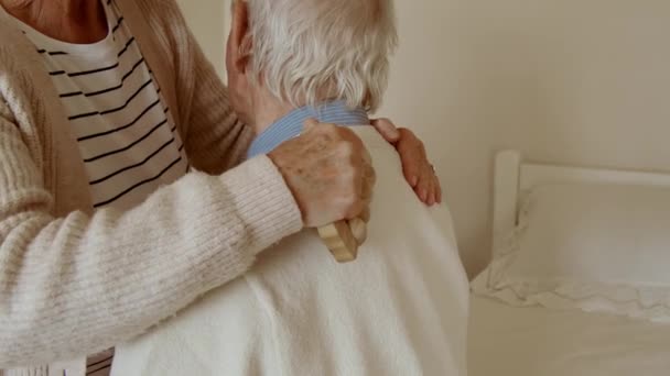 Bezorgd Volwassen Vrouw Geven Een Massage Aan Haar Man Thuis — Stockvideo