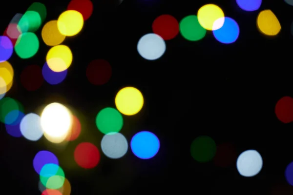 夜晚五彩缤纷的圣诞彩灯 免版税图库图片