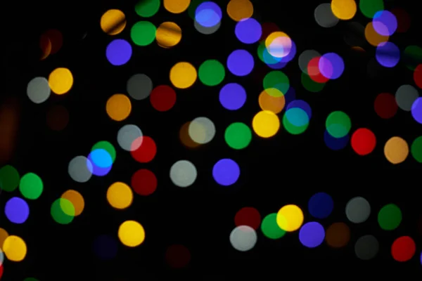 夜晚五彩缤纷的圣诞彩灯 免版税图库照片