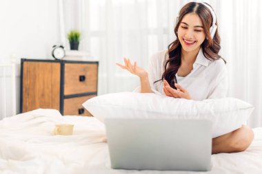 Kadın konuşması, dizüstü bilgisayarın çalışması ve evdeki iş arkadaşlarıyla çevrimiçi video konferansı kullanarak konuşuyor. Yaratıcı kadın, ev konseptinden iş ekibiyle görüntülü konuşma görüşmesi yapıyor.