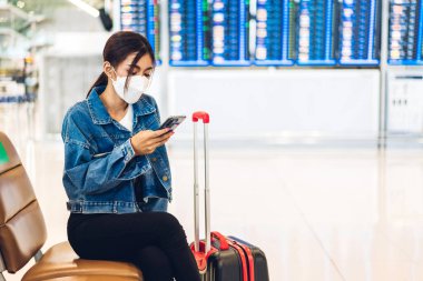 Coronavirus yüzünden karantinada olan genç bir kadın, virüs salgını sırasında maske takıyor ve korunuyor.