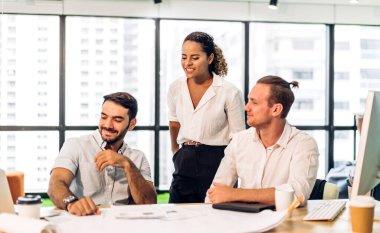 Bir grup iş toplantısı ve pazarlama projesi analizi finans süreci ile strateji tartışması. İş adamları ofiste fikir ve belge ortağı planlar ve beyin fırtınası yaparlar. Takım çalışması