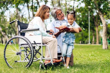 Mutlu aşk portresi Asyalı büyükbaba ve büyükannesi ve Asyalı küçük tatlı kız yaz parkında rahatlayın. Gülen büyükannesi ve büyükbabası birlikte gülümseyen genç kız. Aile ve beraberlik.