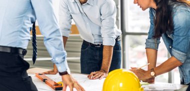 İnşaat alanındaki inşaat sahasında mimari tasarım ve inşaat araçlarıyla yeni inşaat projeleri planında çalışan mimar sanayi mühendisi ustabaşı profesyonel bir inşaat mühendisi.