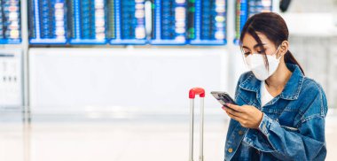 Coronavirus yüzünden karantinada olan genç bir kadın, virüs salgını sırasında maske takıyor ve korunuyor.