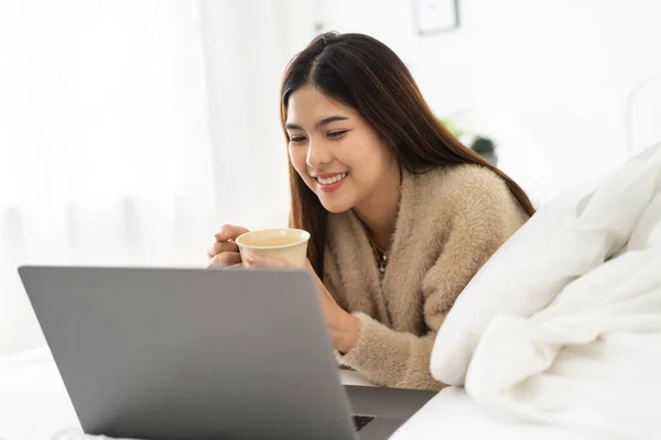 Joven Sonriendo Feliz Hermosa Mujer Asiática Relajante Usando Computadora Portátil —  Fotos de Stock