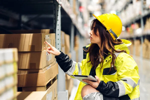 Portrait Asian Engineer Woman Shipping Order Detail Tablet Check Goods — Stock Photo, Image