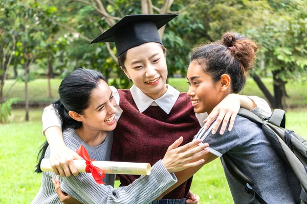 Sucesso Estudante Jovem Mulher Vestidos Solteiro Com Diplomas Graduados Abraçando — Fotografia de Stock