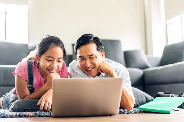 Father Asian Kid Little Girl Learn Look Laptop Computer Reviewing — Stock Photo, Image