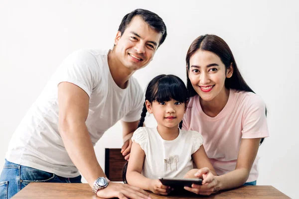 Πορτρέτο Απολαύσετε Ευτυχισμένη Χαμογελαστή Αγάπη Ασιατική Οικογένεια Πατέρα Και Μητέρα — Φωτογραφία Αρχείου