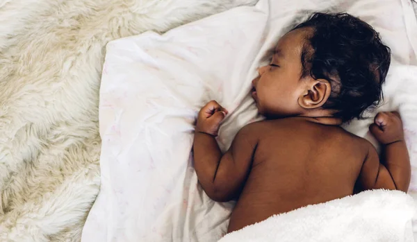 Retrato Lindo Adorable Bebé Afroamericano Pequeño Mirando Cámara Dormitorio Blanco —  Fotos de Stock