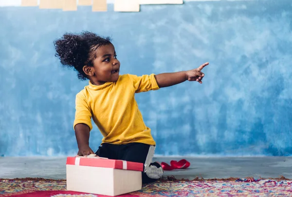 Portret Van Gelukkig Lachend Klein Kind Afrikaans Amerikaans Meisje Thuis — Stockfoto