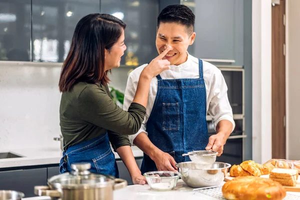 Genç Asyalı Çift Yapımı Kurabiye Pasta Malzemesi Için Hamurla Birlikte — Stok fotoğraf