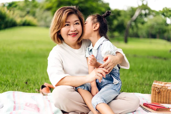 幸せな愛の肖像アジアの祖母と小さなアジアのかわいい女の子は 夏の公園でリラックスをお楽しみください — ストック写真