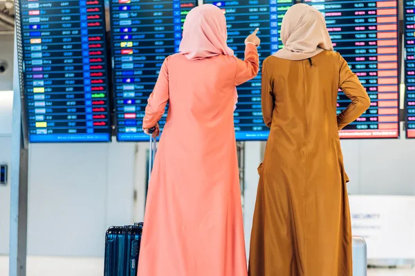 Giovani Due Donne Musulmane Viaggiatore Con Bagaglio Guardare Viaggio Volo — Foto Stock
