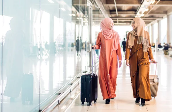 Dwie Młode Muzułmanki Azjatyckiej Mody Cieszące Się Zakupy Czas Letni — Zdjęcie stockowe