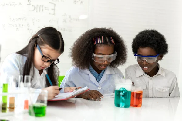 Group Teenage Student Learn Science Study Doing Chemical Science Experiment — Stock Photo, Image