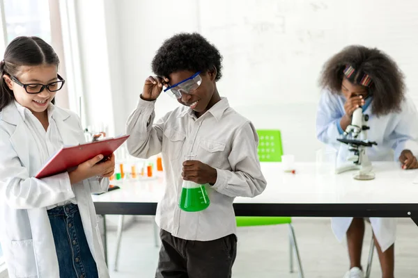 Group Teenage Student Learn Science Study Doing Chemical Science Experiment — Stock Photo, Image