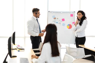 Mutlu çağrı merkezi gülümseyen işletme operatörü grubu çağrı merkezindeki masaüstü bilgisayarında çalışan ve kulaklıkla konuşan ekip telefon hizmetlerini desteklemeye yardımcı olur.