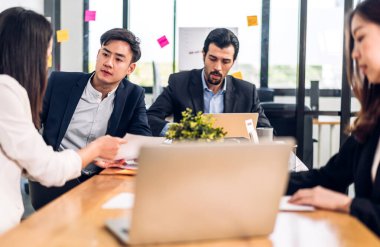 Asya iş toplantıları ve strateji projesi analizi finans süreci tartışmaları. İş adamları planlarını ve pazarlama fikirlerini ofiste dizüstü bilgisayarla işlerler. Takım çalışması