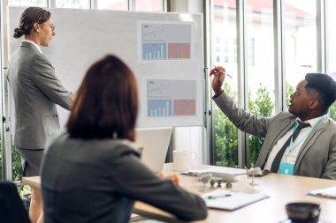 Bir grup iş toplantısı ve pazarlama projesi analizi finans süreci ile strateji tartışması. İş adamları ofiste fikir ve belge ortağı planlar ve beyin fırtınası yaparlar. Takım çalışması