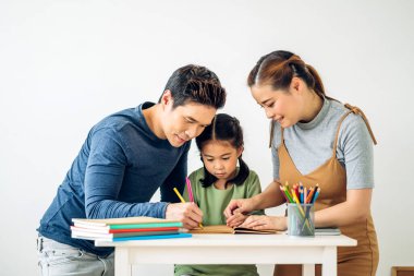 Asyalı küçük bir kızla mutlu bir Asyalı aile babası ve annesi var. Anne ve babası kitap yazan Asyalı genç bir kızla birlikte. Ev ödevlerini evde yapıyorlar.