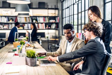 İş toplantısı ve başlangıç projesi analizi finans süreci ile strateji tartışması. İş adamları, ofiste bilgisayar ve belge ile pazarlama fikrini planlar ve beyin fırtınası yaparlar. Takım çalışması