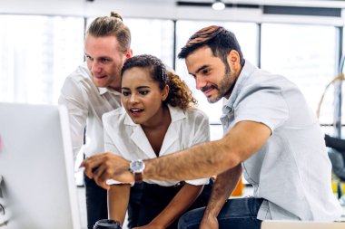 Profesyonel iş toplantıları ve yeni başlangıç projesiyle strateji tartışmaları. Modern ofiste dizüstü bilgisayarla yaratıcı iş adamları planlama ve beyin fırtınası. Takım çalışması kavramı