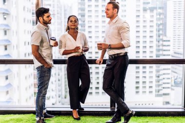 Bir grup iş toplantısı ve pazarlama projesi analizi finans süreci ile strateji tartışması. İş adamları ofiste fikir ve belge ortağı planlar ve beyin fırtınası yaparlar. Takım çalışması