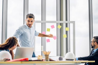 Profesyonel iş toplantıları ve yeni başlangıç projesiyle strateji tartışmaları. Modern ofiste dizüstü bilgisayarla yaratıcı iş adamları planlama ve beyin fırtınası. Takım çalışması kavramı