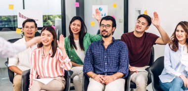 İş kadını koçu sunumu ve toplantı stratejisi paylaşım fikri. Salondaki konferans seminerinde yaratıcı ekip gelişigüzel iş adamları semineri ve beyin fırtınası. Sunum ve takım çalışması