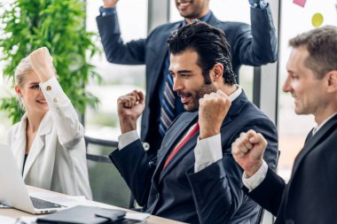 Profesyonel iş toplantıları ve yeni başlangıç projesiyle strateji tartışmaları. Modern ofiste dizüstü bilgisayarla yaratıcı iş adamları planlama ve beyin fırtınası. Takım çalışması kavramı