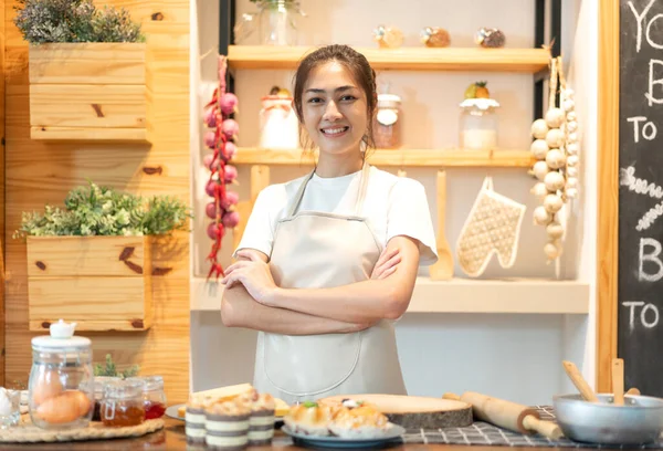Gülümseyen Profesyonel Asyalı Kadın Şefin Portresi Mutfaktaki Masada Yapımı Kurabiye — Stok fotoğraf