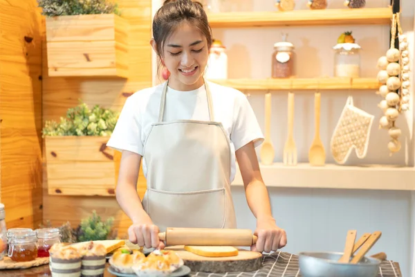 Портрет Усміхненої Професійної Краси Азіатської Жінки Кухарки Яка Весело Готує — стокове фото