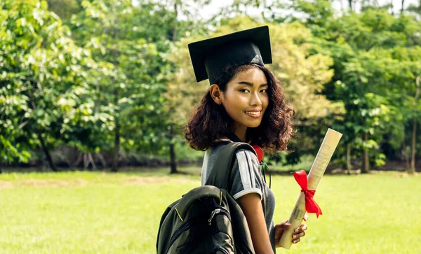 Framgångsrik Student Ung Kvinna Och Ungkarlsklänningar Med Diplom Examen Vid — Stockfoto